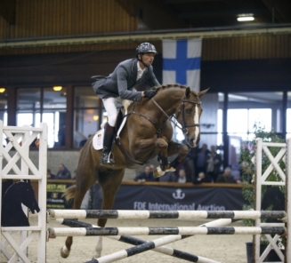 Beoordelen van springpaarden tijdens aanlegtest Springen, Geel