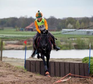 Jef Sutherland met BRper Espoir Nationaal Eventingkampioen LRV Jef Sutherland met BRper Espoir Nationaal Eventingkampioen LRV